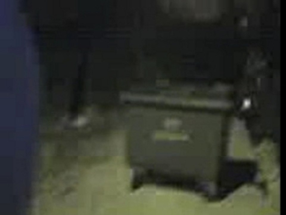 un mec fou ki lance une poubelle