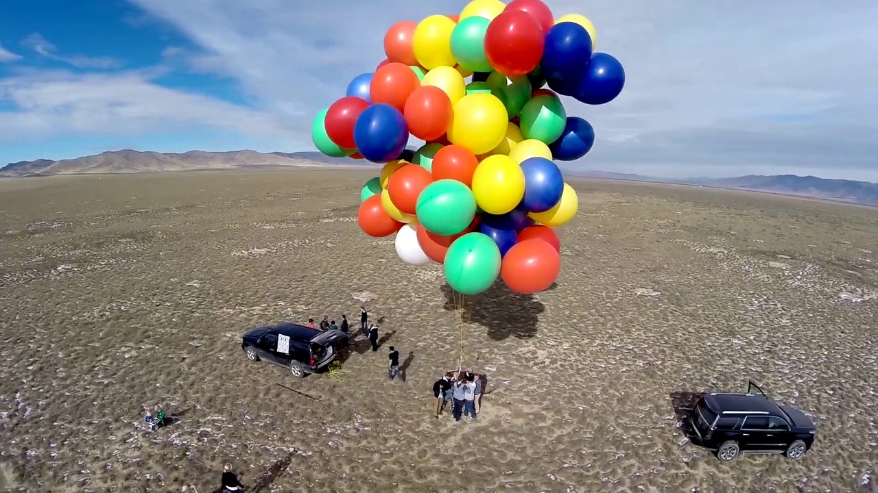 Il s'envole grâce à plein de ballons, comme dans le dessin animé Là-Haut !