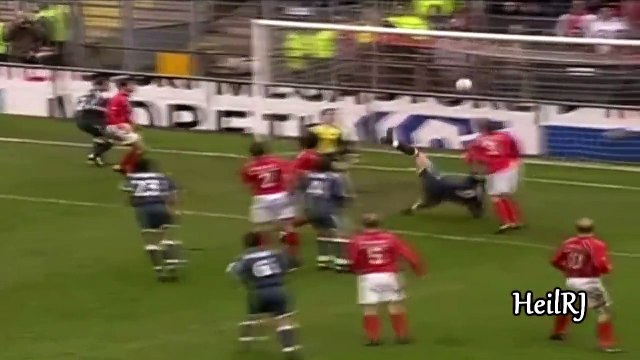 Zlatan Ibrahimovic : Footballer or kick boxer? Crazy Zlatan compilation