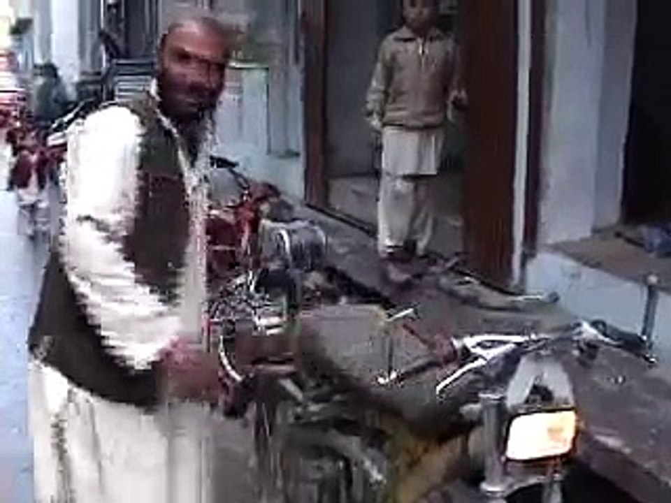 چمن کے ایک شہری امین اللہ نے اپنے سائیکل سے موٹر سائیکل بنادیا ۔