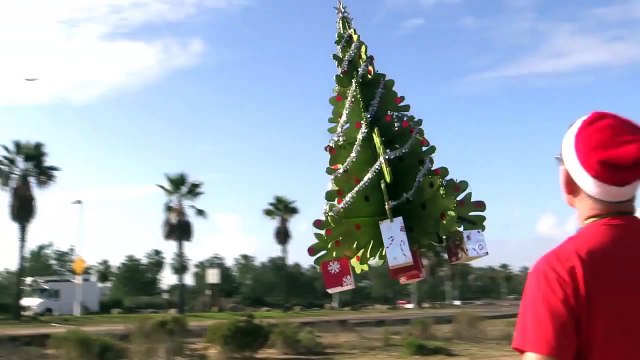 Un sapin de Noël volant radio commandé! Dingue...