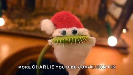 Une plante carnivore déguisée en Père Noël vous souhaite de bonnes fêtes! Hilarant...