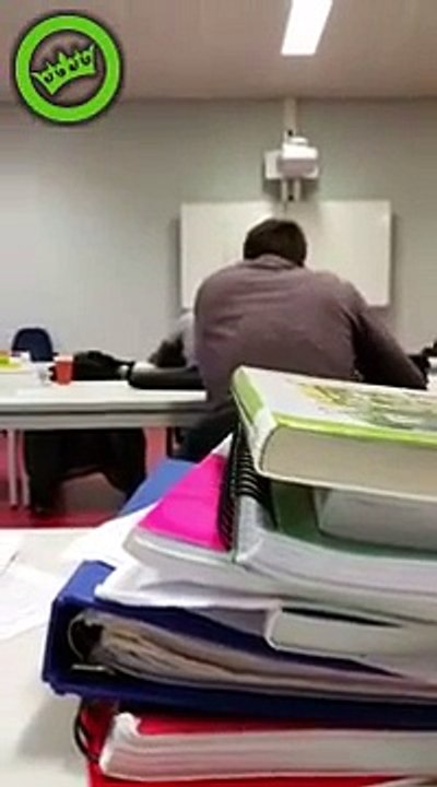 Un prof efface un chat dessiné au tableau, ce qui apparaît alors est bien pire qu'un chat!