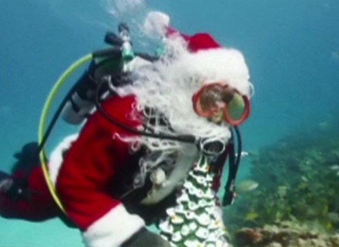 Un Père Noël plongeur en Floride - ZAPPING ACTU DU 24/12/2014
