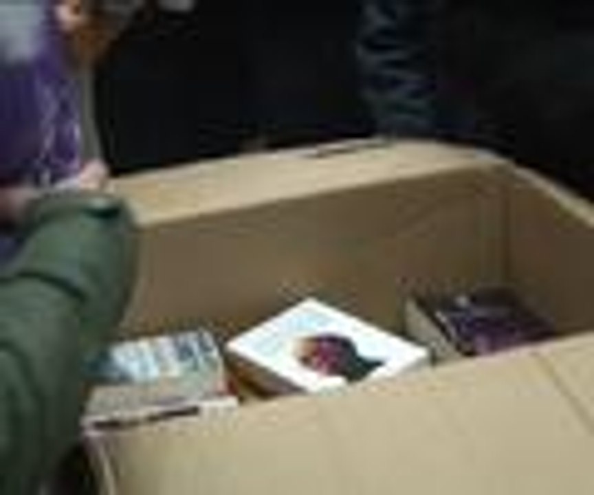 Bilet almak yerine kitap vererek konser izlediler