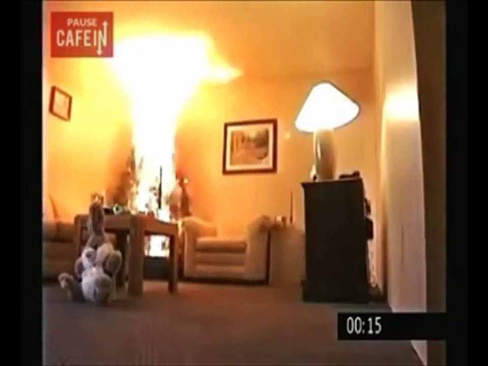 Une caméra de sécurité filme un incendie domestique spectaculaire !