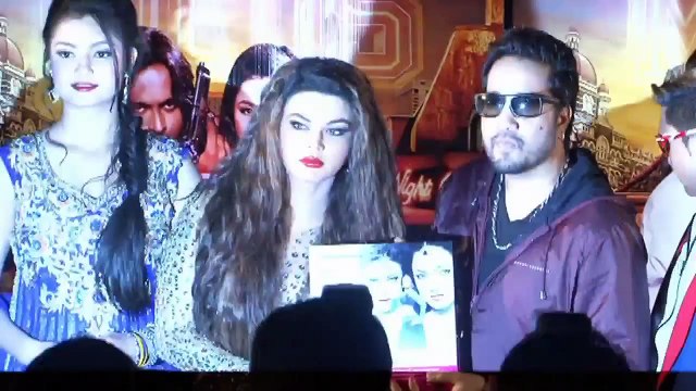 Kiss Controversy: Mika patches up with Rakhi Sawant