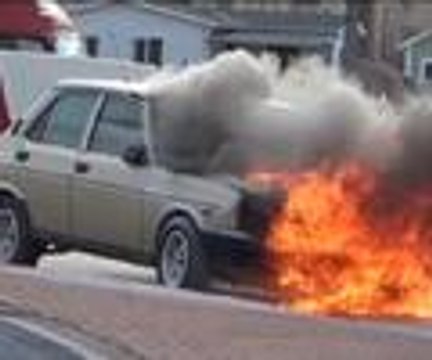 Seyir halindeki otomobil yandı