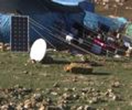 Çadırlarını güneş panelleriyle aydınlattılar