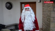 Surzur (56). Un facteur habillé en Père Noël