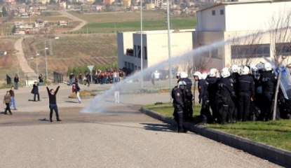 Sütçü İmam Üniversitesi'nde Karşıt Görüşlü Öğrenciler Arasında Kavga Çıktı