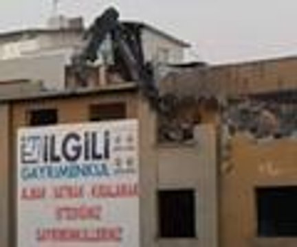 Bina, çatı katına çıkartılan iş makinesiyle yıkılıyor