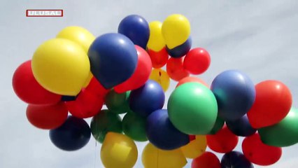 Uçan balonları paraşüt yaptı