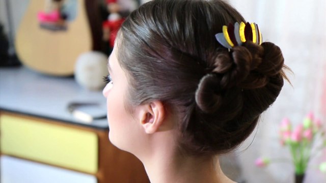 Comment réaliser une jolie coiffure de soirée avec un peigne ?