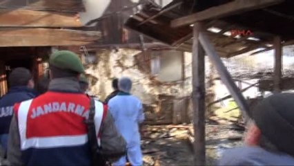 Bolu Yanan Ahşap Ev Yıkıldı
