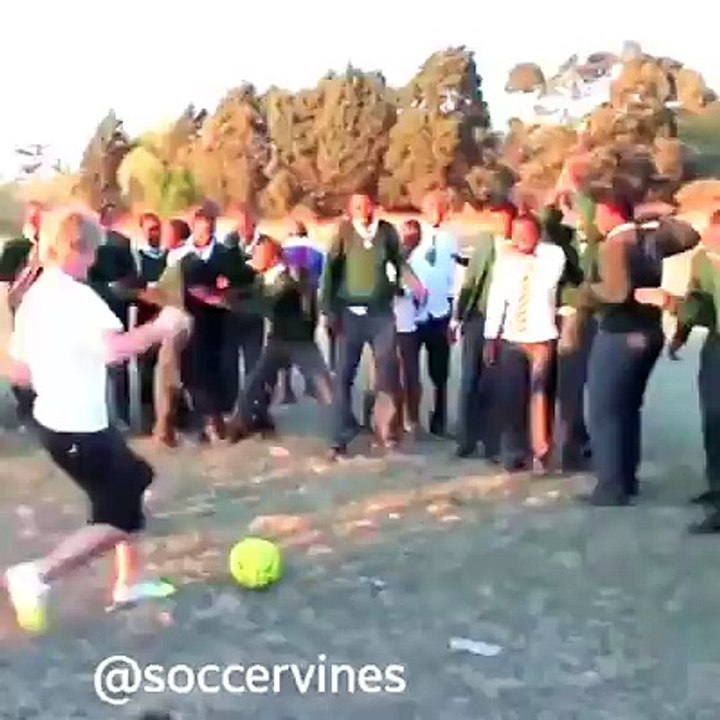 Em menos de 2 segundos, o cara foi de Ronaldinho para um perna de pau