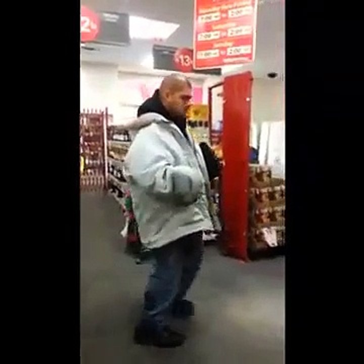 Mec bourré surpris à voler des bouteilles d’alcool à partir de magasin d’alcools