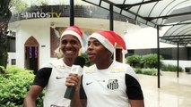 Robinho comanda cantoria de Natal no Santos