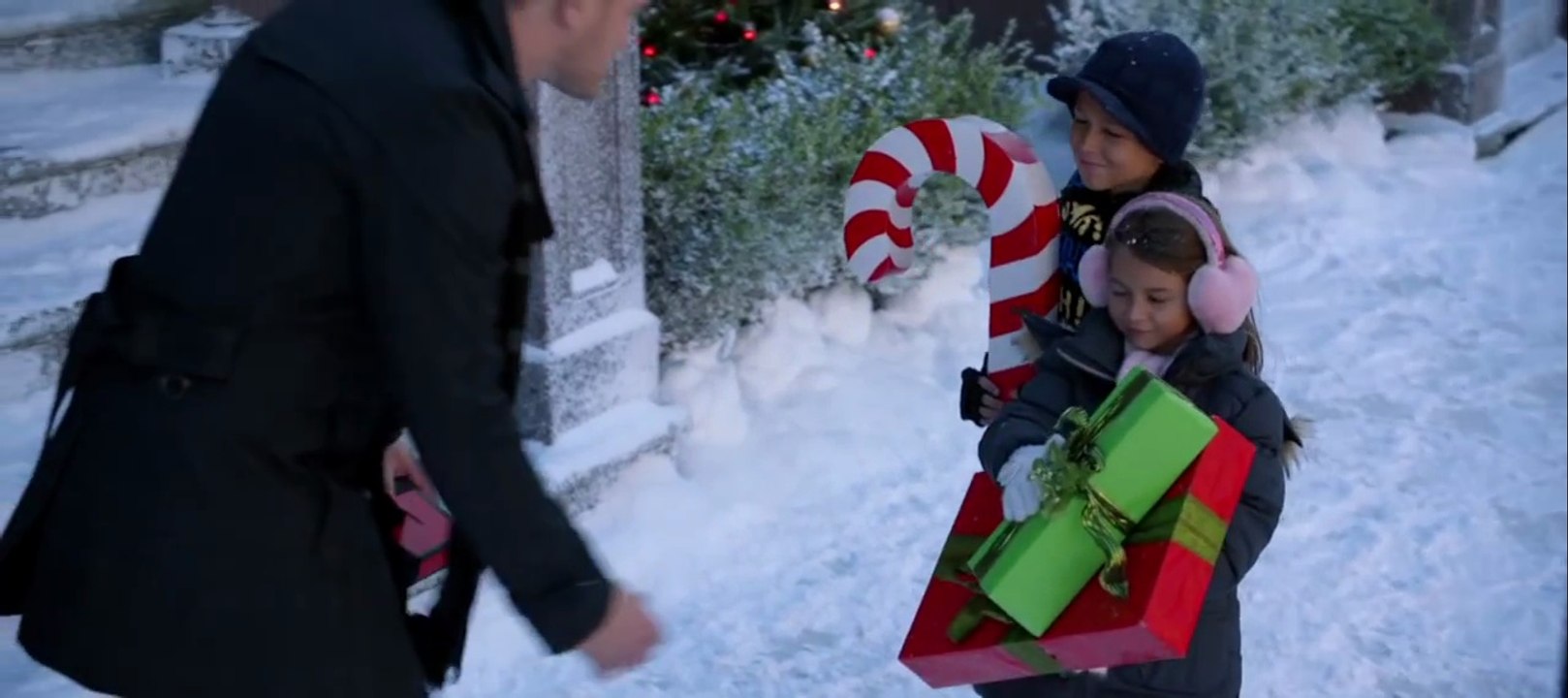 Michael Bublé - Santa Claus Is Coming To Town (Official Music Video HD)