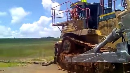 Çamura batan devasa kamyonu dozerle kepçe zor çıkarıyor