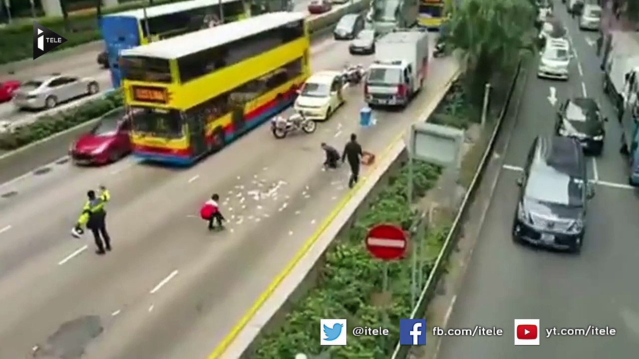 Hong Kong : une pluie de billets de banque fait le bonheur des passants