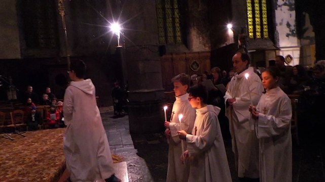 Avesnes-sur-Helpe: messe et crèche vivante dans l'église de la Collégiale.