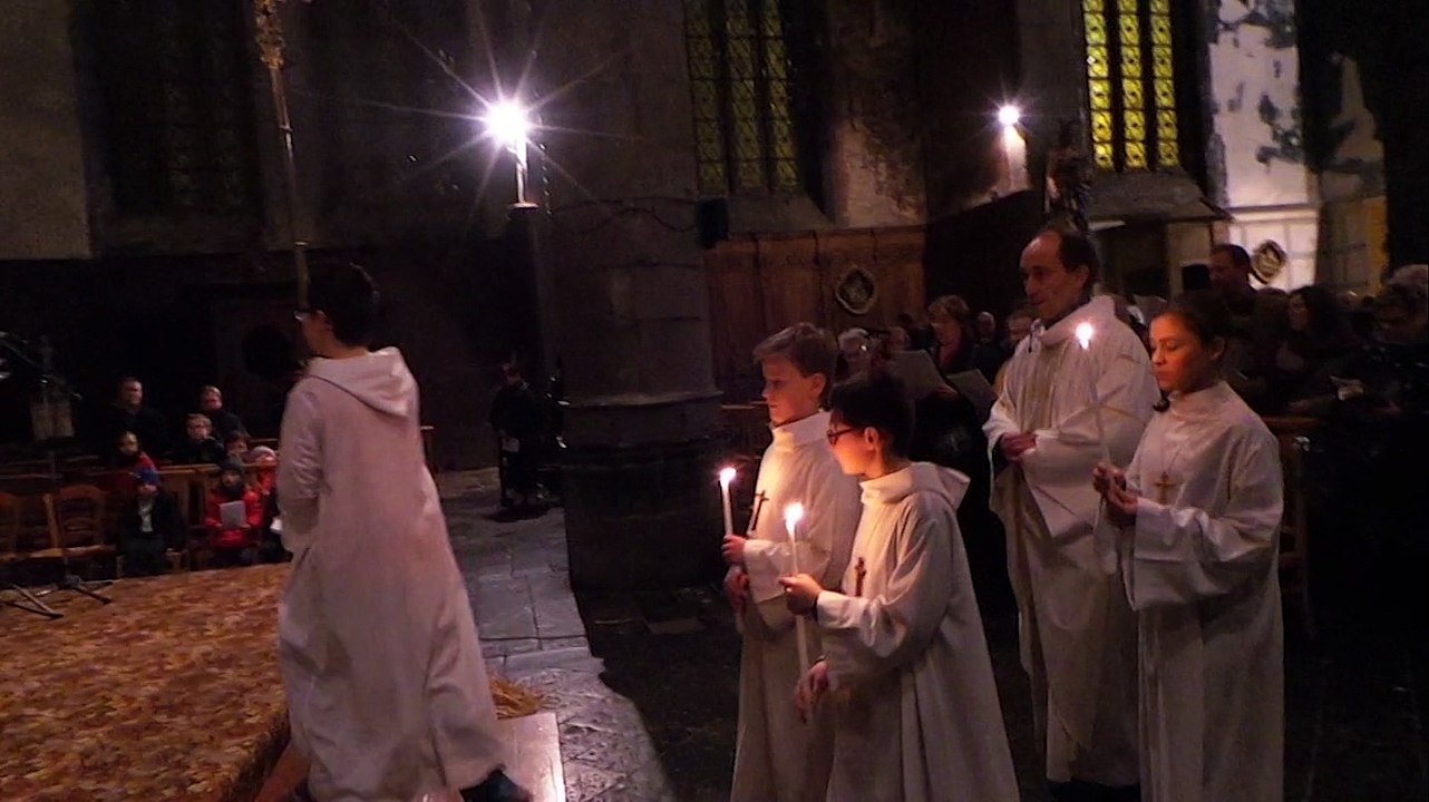Avesnes-sur-Helpe: messe et crèche vivante dans l'église de la Collégiale.
