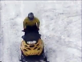 Flip avec une moto neige