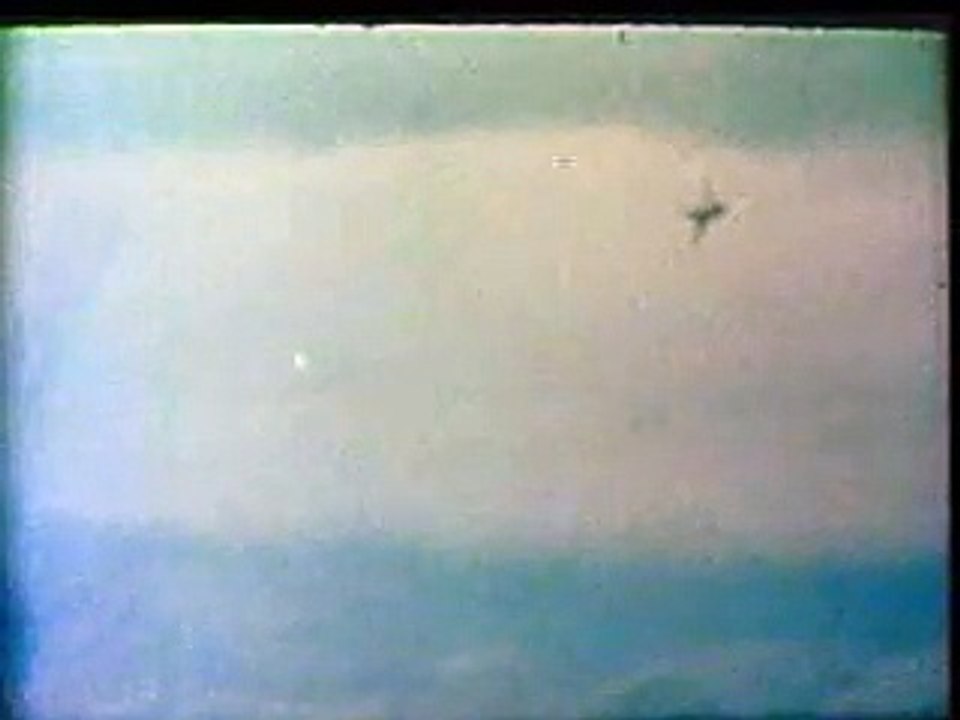 Un missile explose un avion