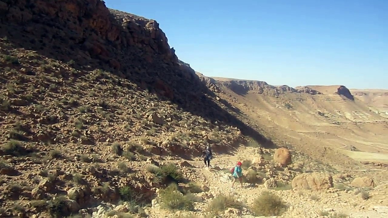 Marathon des Oasis Tunisie 2014 : Montagne du Reg , plaine de Tataouine,montée par les chemins de chèvres