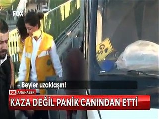 Kaza değil panik canından etti araçtan sarkıp tabelaya çarptı