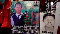 México: Familiares de los estudiantes desaparecidos se manifiestan ante la residencia presidencial