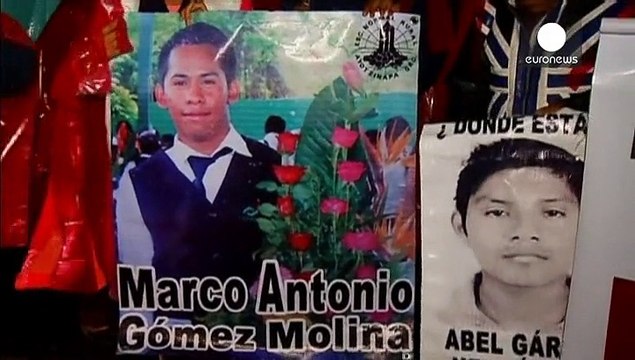 México: Familiares de los estudiantes desaparecidos se manifiestan ante la residencia presidencial