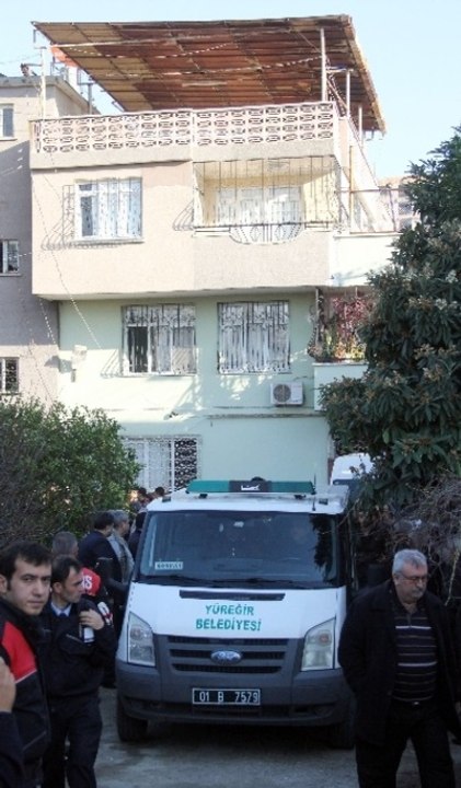 Eşini ve Çocuklarını Öldürüp Kahve İçmiş