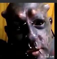 Un gars qui nous sort tout droit d'un film d'horreur