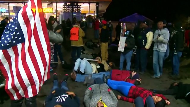 Etats-Unis : un rassemblement sur le lieu de la mort du jeune Noir tué par la police