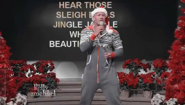 The Rock en plein Karaoke de Noël pendant l'émission 'Live! with Kelly and Michael'