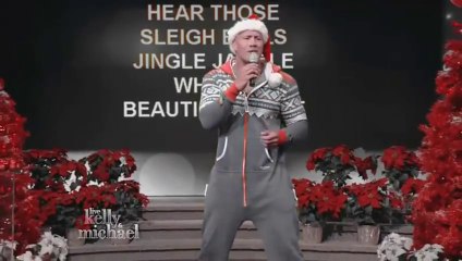 The Rock en plein Karaoke de Noël pendant l'émission 'Live! with Kelly and Michael'