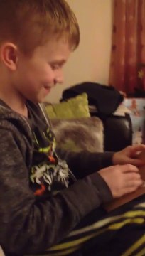 Réaction magique quand il apprend qu'il va avoir un petit frère!