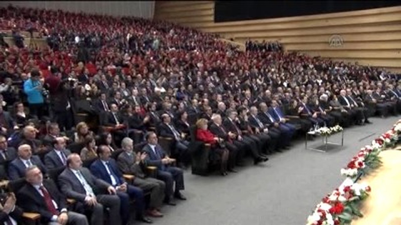 Davutoğlu: "Kendine Güvenen İnsanın Aşamayacağı Bir Engel Yoktur"
