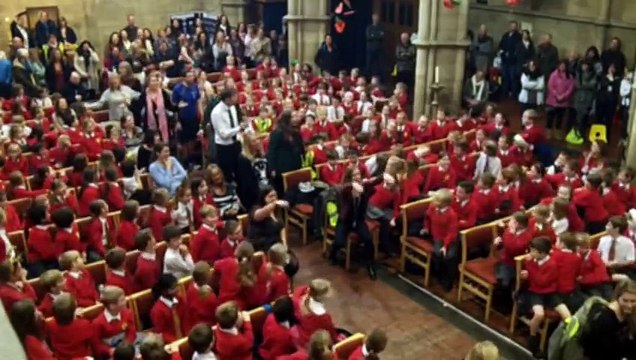 Let it Go - surprise Christmas Flashmob by school children