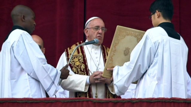 Pope condemns religious violence in Christmas message