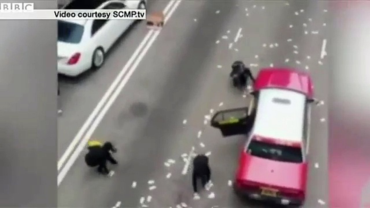 Un transporteur de fond à oublié de fermer la porte de son camion blindé laissant tomber 1.6 millions d'euros dans la rue