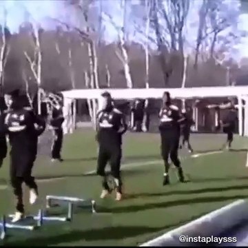 Balotelli sendo Balotelli! Se liga nesse migué do atacante em pleno treino
