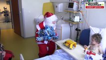 VIDEO. Poitiers : le père Noël est passé au CHU