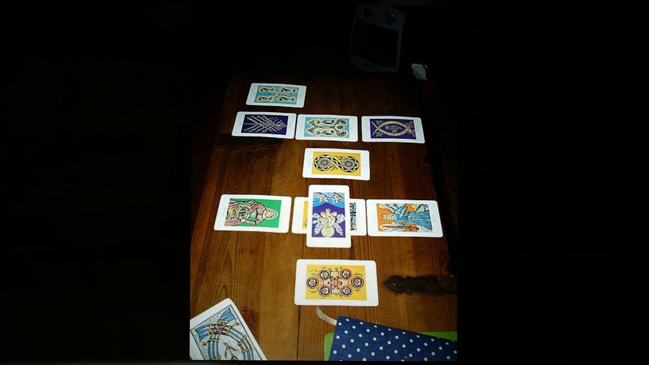 How to read tarot cards