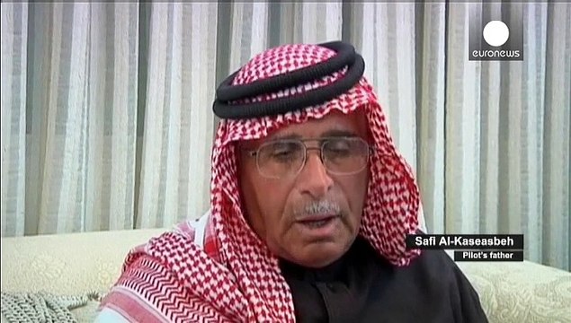 والد الطيار الأردني الأسير لدى الدولة الإسلامية يدعو التنظيم إلى معاملته كالضيف