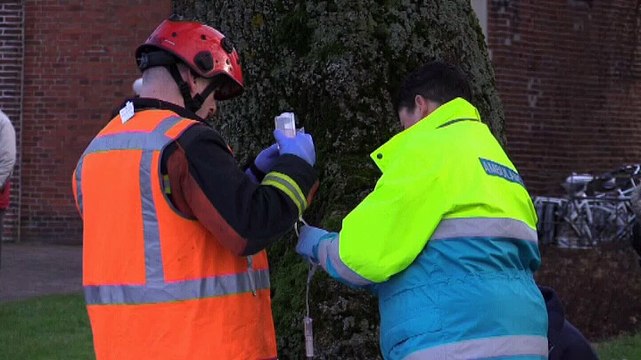 Beelden: Auto schept fietsster bij Wedderkerk Oude Pekela - RTV Noord