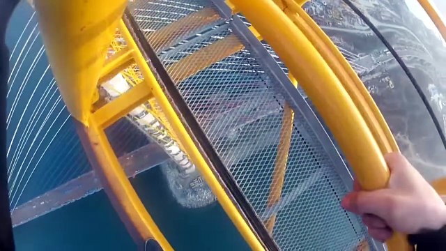 KÖPRÜNÜN TEPESİNDE KORKUSUZ GENÇLER