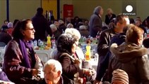 En Grèce, un repas de Noël pour les déshérités.